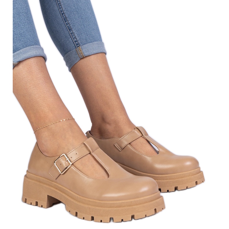 Chaussures brunes sur la plate-forme écologique Chaussures brunes sur la plate-forme écologique