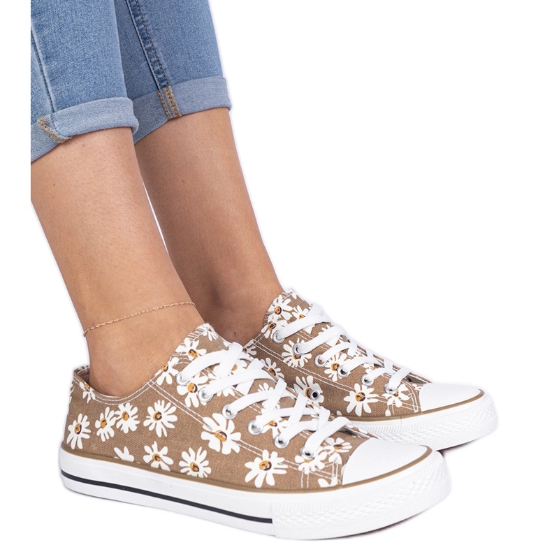 Tissus des femmes brunes avec des fleurs