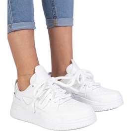 Baskets pour femmes blanches avec lacets épais