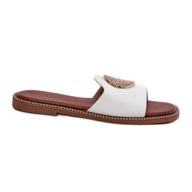 Les tongs à tobeaux en cuir écologique avec une décoration blanche Les tongs à tobeaux en cuir écologique avec une décoration blanche