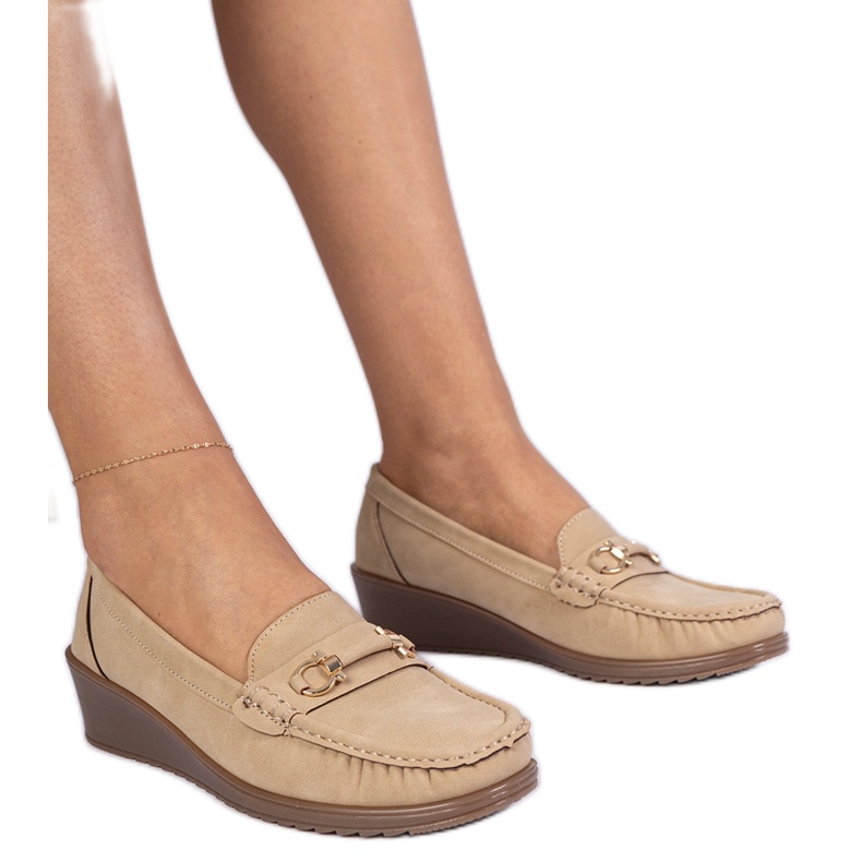 Les mocassins féminins en fossé avec une finition mate beige
