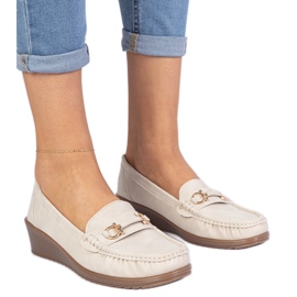 Les mocassins féminines beige en coin avec une finition mate