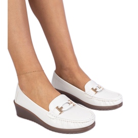 Les mocassins féminins blancs sur l'ancienne d'éco-verres blanche
