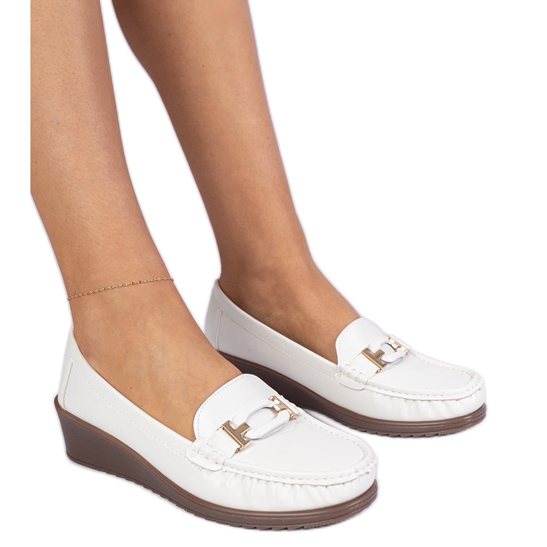 Les mocassins féminins blancs sur l'ancienne d'éco-verres blanche