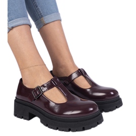 Chaussures bordeaux sur une plate-forme écologique rouge