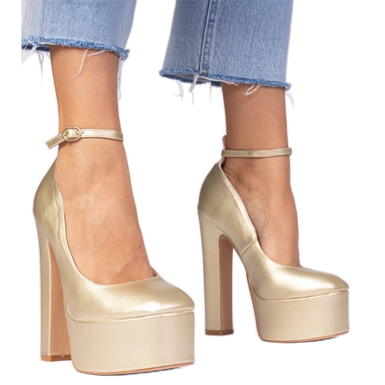 Pompes métalliques en or sur un poteau élevé d'or Pompes métalliques en or sur un poteau élevé d'or