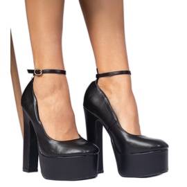 Escarpins noirs sur un poteau haut