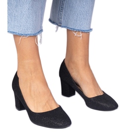 Pompes aux femmes noires avec une finition matérielle le noir