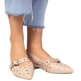 Talons plats des femmes beige avec un talon ouvert et des strass Talons plats des femmes beige avec un talon ouvert et des strass