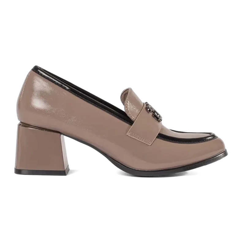 Talons hauts avec un ornement beige Talons hauts avec un ornement beige