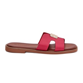 Les tongs plats avec des découpes et un ornement de Fuchsia rose Les tongs plats avec des découpes et un ornement de Fuchsia rose
