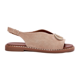 Sandales féminines avec des ralisses beige à thèmes plates Sandales féminines avec des ralisses beige à thèmes plates