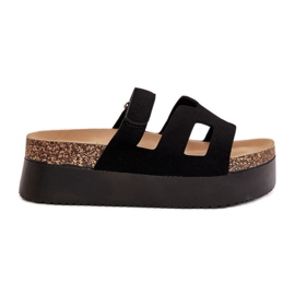 Pantoufles sur une plate-forme massive noire