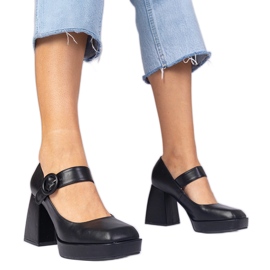 Pompes noires avec un nez carré et une boucle