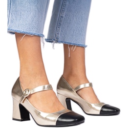 Pompes pour femmes dorées avec un nez noir