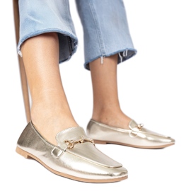 Mocassins élégants dorés avec une décoration dorée et des zircons d'or