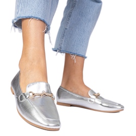 Mocassins élégants en argent avec une décoration dorée et des zircons
