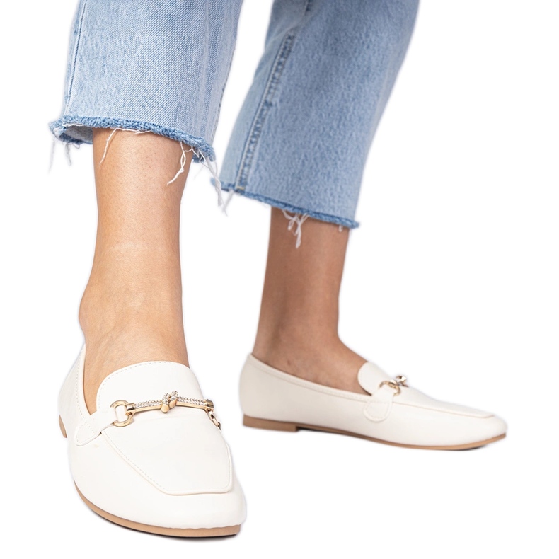 Mocassins élégants beige avec une décoration dorée et des zircons