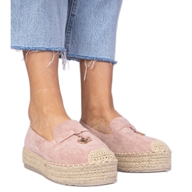 Espadrilles roses sur une semelle épaisse