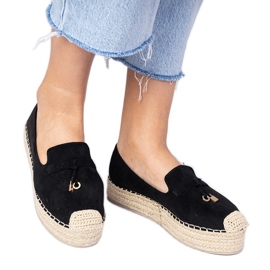 Espadrilles noires sur une semelle épaisse