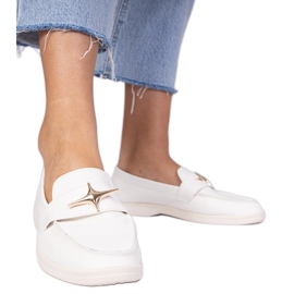Mocassins blancs avec une décoration dorée