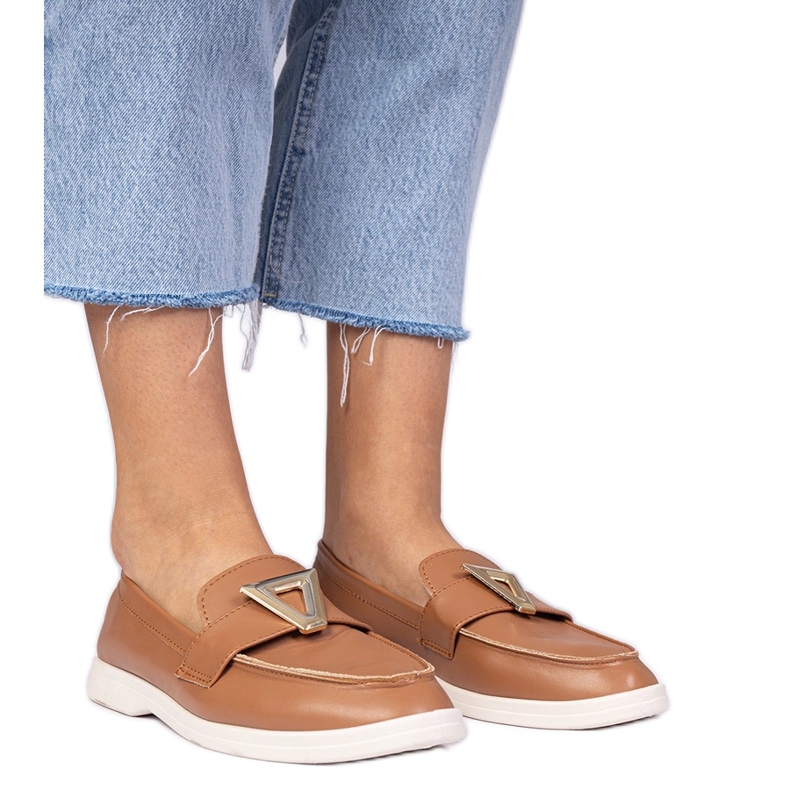 Mocassins de femmes brunes avec une décoration élégante