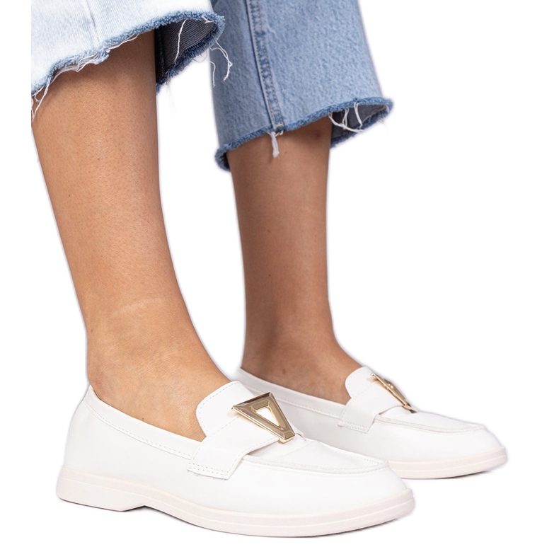 Mocassins des femmes blanches avec une décoration élégante Mocassins des femmes blanches avec une décoration élégante