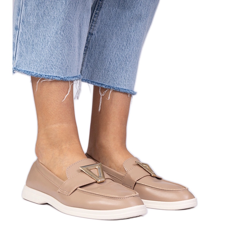 Mocassins de femmes beige sombres avec une décoration élégante