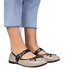 Ballerines féminines beige noires avec un arc Ballerines féminines beige noires avec un arc