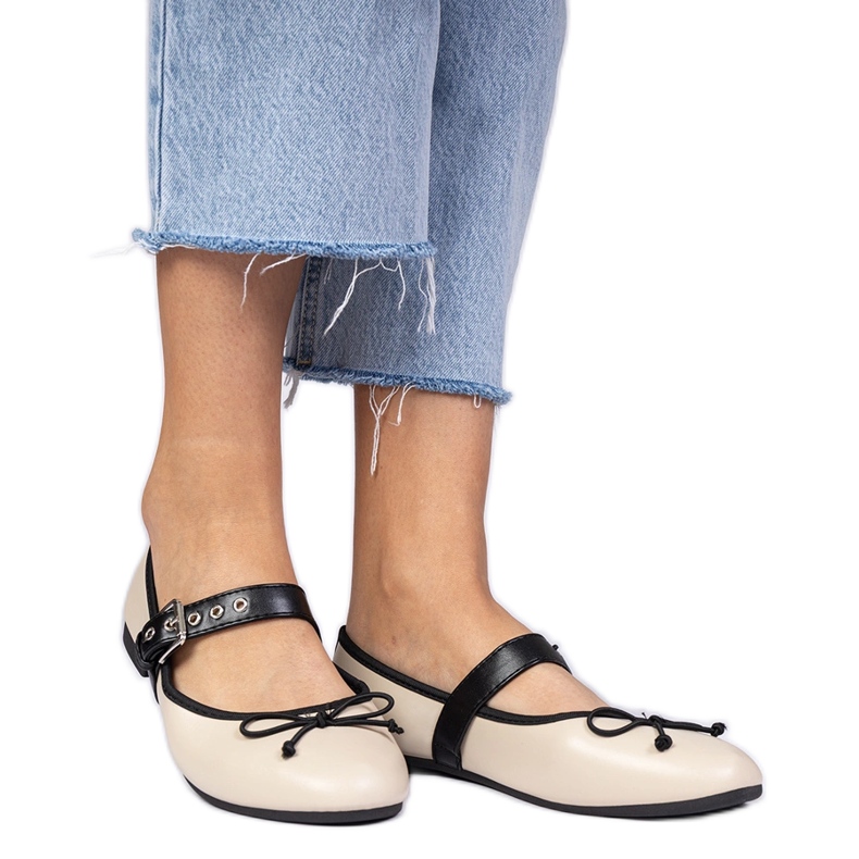 Ballerines féminines beige avec un arc