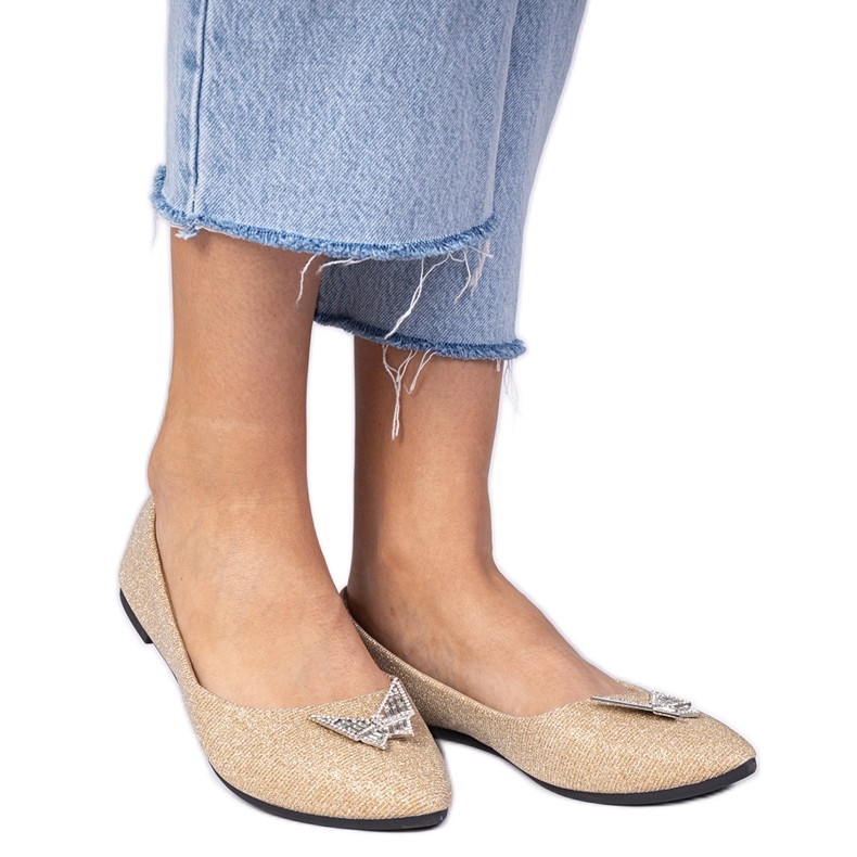 Ballerines de paillettes féminines dorées avec un papillon d'or