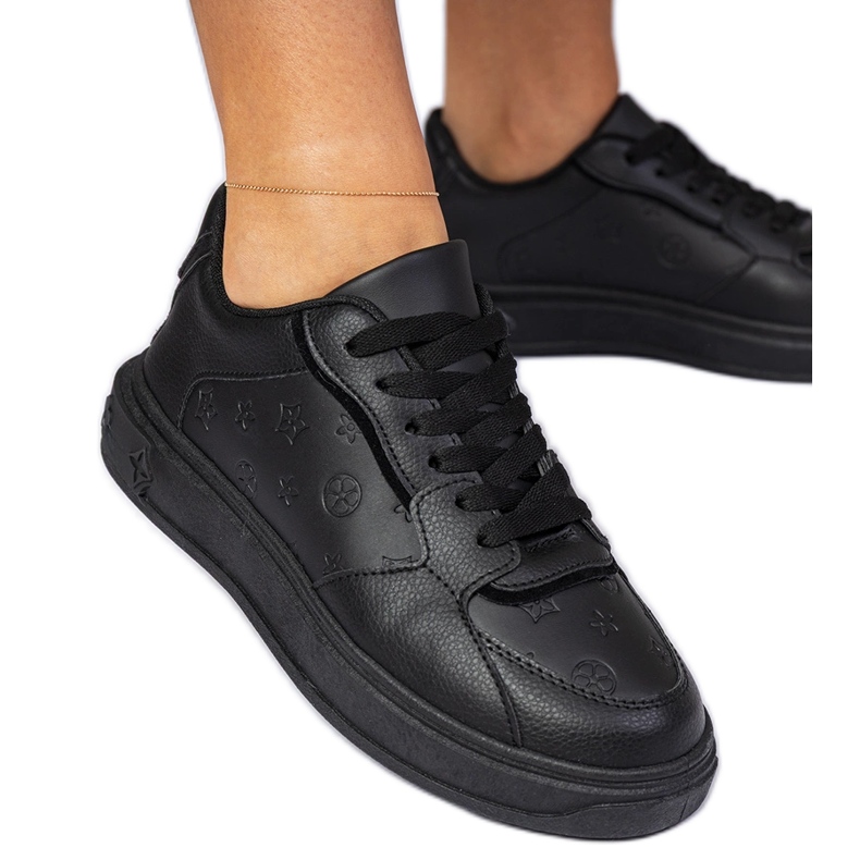 Baskets sportives noires de l'éco-cuir le noir