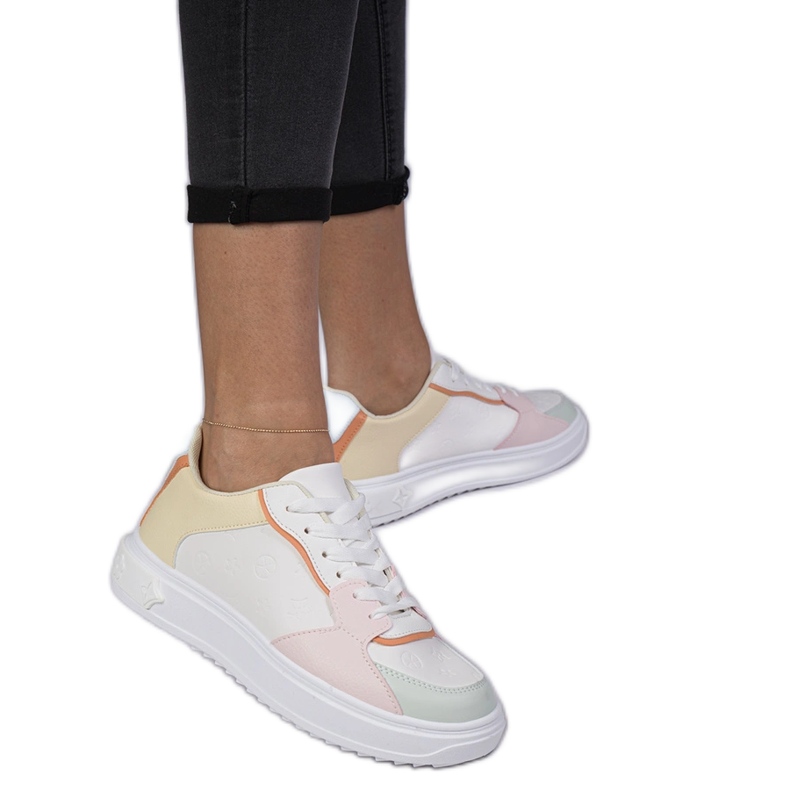 Baskets sportives blanches et jaunes de l'éco-cuir