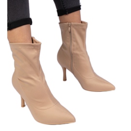 Bottes beiges avec une finition en satin sur une épingle