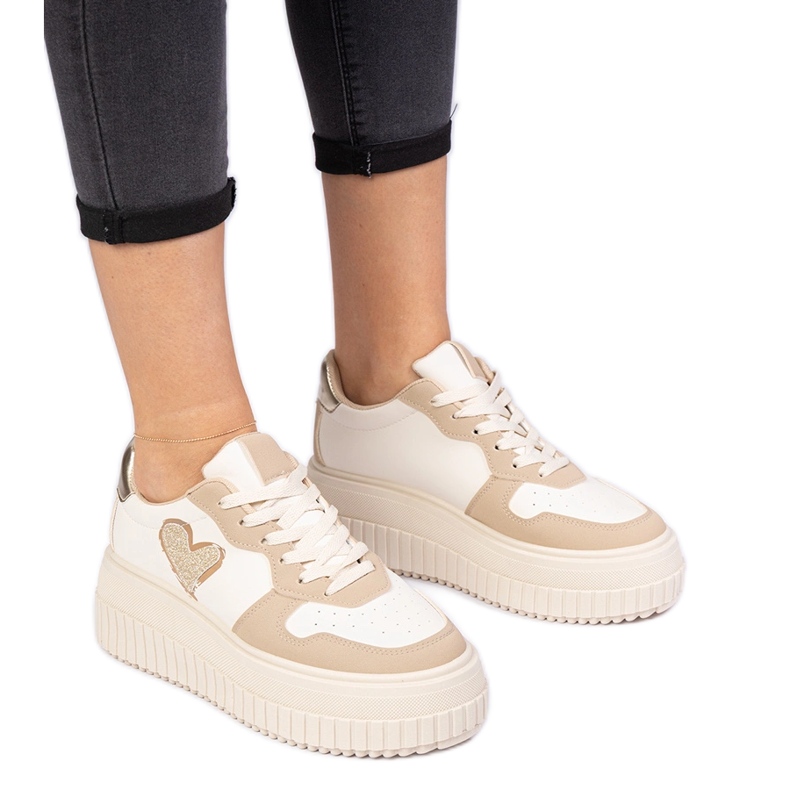 Baskets féminines brunes avec un cœur en brocart