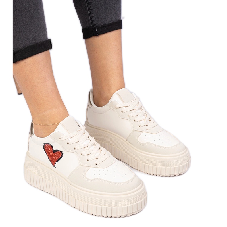 Baskets féminines beige avec un cœur en brocart