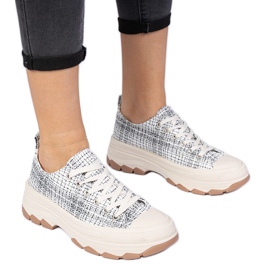 Baskets en noir et blanc sur une semelle épaisse