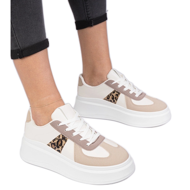 Baskets beige baskets sur la plate-forme