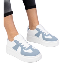 Baskets bleues baskets sur la plate-forme