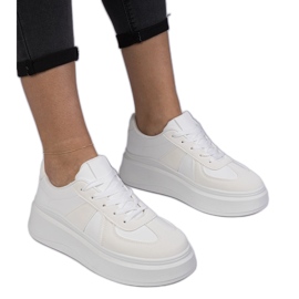 Baskets blanches baskets sur la plate-forme