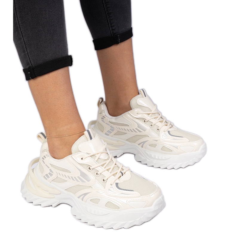 Des baskets sportives beige sur une semelle massive