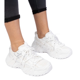 Baskets blanches élégantes sur une semelle massive