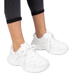 Baskets blanches sur semelle massive