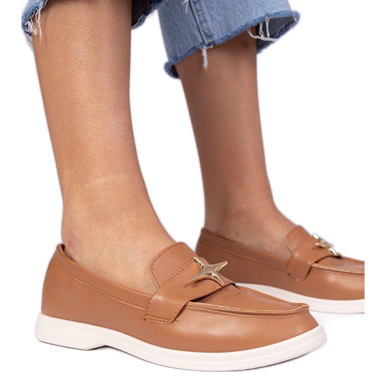 Mocassins de femmes brunes avec une décoration dorée