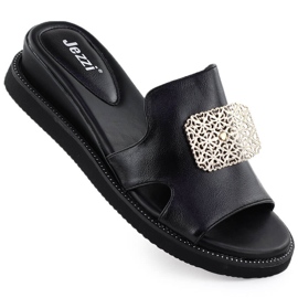 Des pantoufles écologiques sur la plate-forme noire avec un ornement de Jezzi 2267