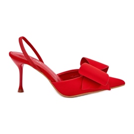 Talons hauts avec des talons nus et un arc rouge