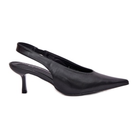 Talons hauts avec un talon en cuir écologique extérieur noir