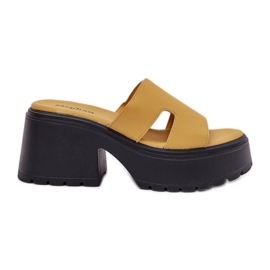 Slippers pour femmes sur la plate-forme et talons massifs jaunes