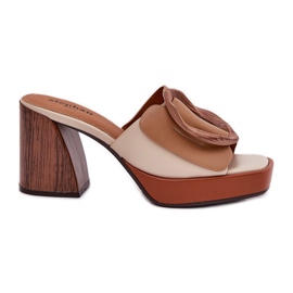 Les tongs des femmes avec une boucle de chameau brun