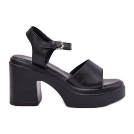 Sandales féminines sur un poste et une plate-forme massive avec un noir en cuir écologique